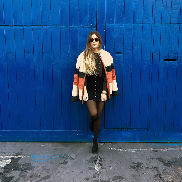 15-colgadas-de-una-percha-anna-duarte-abrigo-de-pelo-de-colores-color-fur-coat-mini-falda-abotonada-buttoned-mini-skirt-total-black-look-negro-7