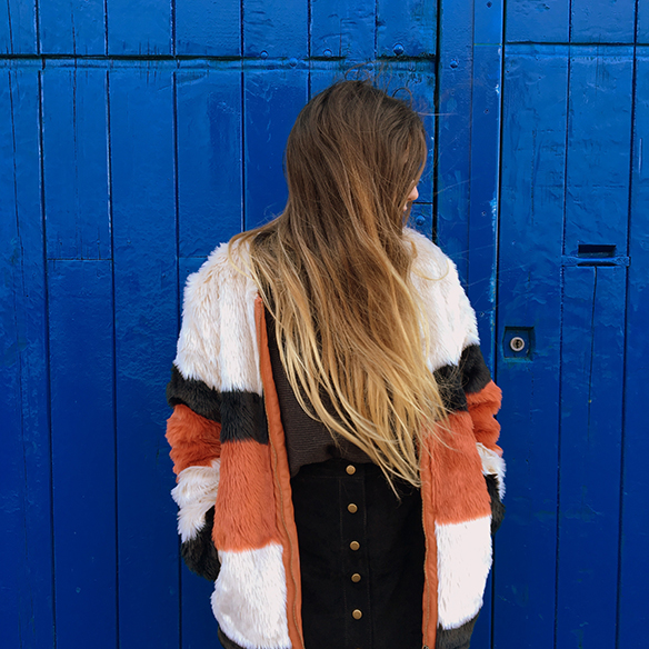 15-colgadas-de-una-percha-anna-duarte-abrigo-de-pelo-de-colores-color-fur-coat-mini-falda-abotonada-buttoned-mini-skirt-total-black-look-negro-8