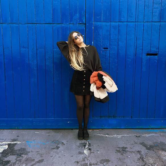 15-colgadas-de-una-percha-anna-duarte-abrigo-de-pelo-de-colores-color-fur-coat-mini-falda-abotonada-buttoned-mini-skirt-total-black-look-negro-9