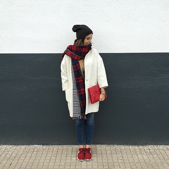 15-colgadas-de-una-percha-anna-duarte-bufanda-plaid-scarf-trainers-bambas-rojo-red-gorrito-beanie-white-coat-abrigo-blanco-1