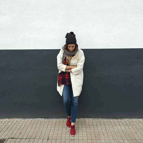 15-colgadas-de-una-percha-anna-duarte-bufanda-plaid-scarf-trainers-bambas-rojo-red-gorrito-beanie-white-coat-abrigo-blanco-10
