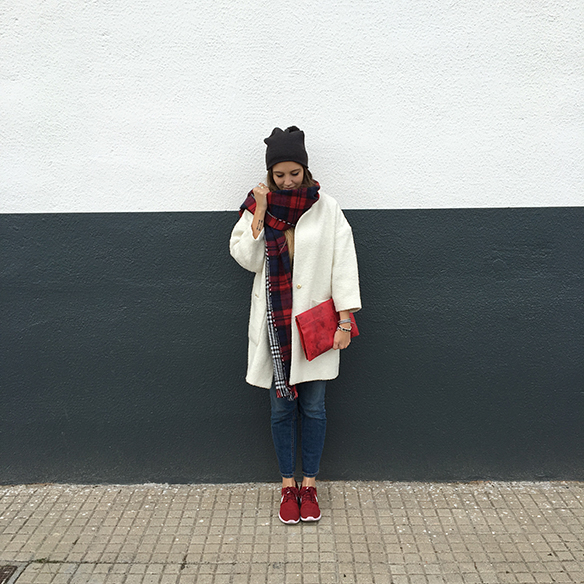 15-colgadas-de-una-percha-anna-duarte-bufanda-plaid-scarf-trainers-bambas-rojo-red-gorrito-beanie-white-coat-abrigo-blanco-4