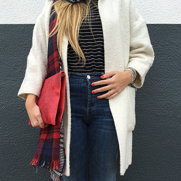 15-colgadas-de-una-percha-anna-duarte-bufanda-plaid-scarf-trainers-bambas-rojo-red-gorrito-beanie-white-coat-abrigo-blanco-5