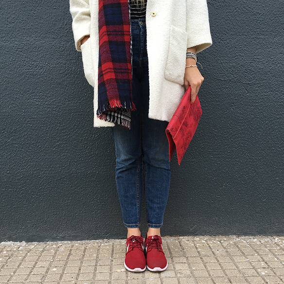 15-colgadas-de-una-percha-anna-duarte-bufanda-plaid-scarf-trainers-bambas-rojo-red-gorrito-beanie-white-coat-abrigo-blanco-6