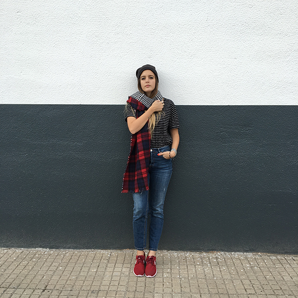 15-colgadas-de-una-percha-anna-duarte-bufanda-plaid-scarf-trainers-bambas-rojo-red-gorrito-beanie-white-coat-abrigo-blanco-7