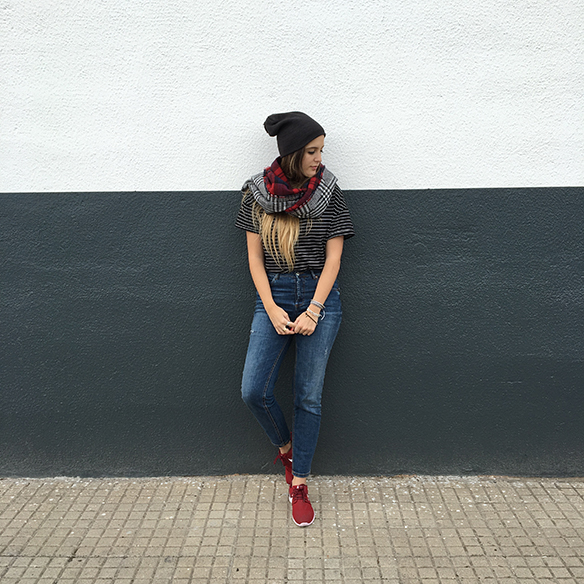 15-colgadas-de-una-percha-anna-duarte-bufanda-plaid-scarf-trainers-bambas-rojo-red-gorrito-beanie-white-coat-abrigo-blanco-8