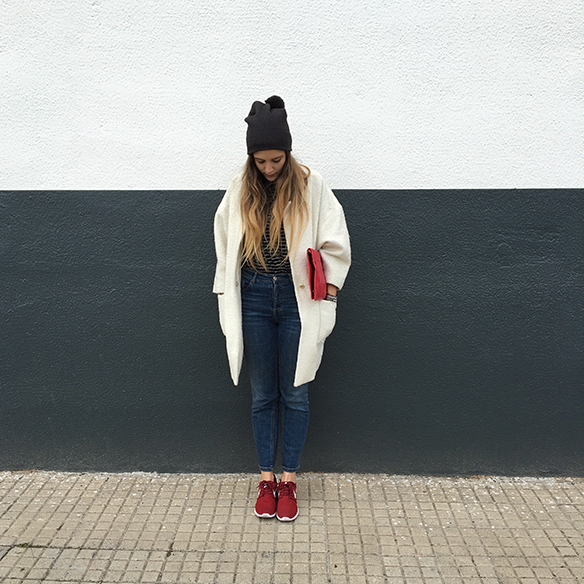15-colgadas-de-una-percha-anna-duarte-bufanda-plaid-scarf-trainers-bambas-rojo-red-gorrito-beanie-white-coat-abrigo-blanco-9
