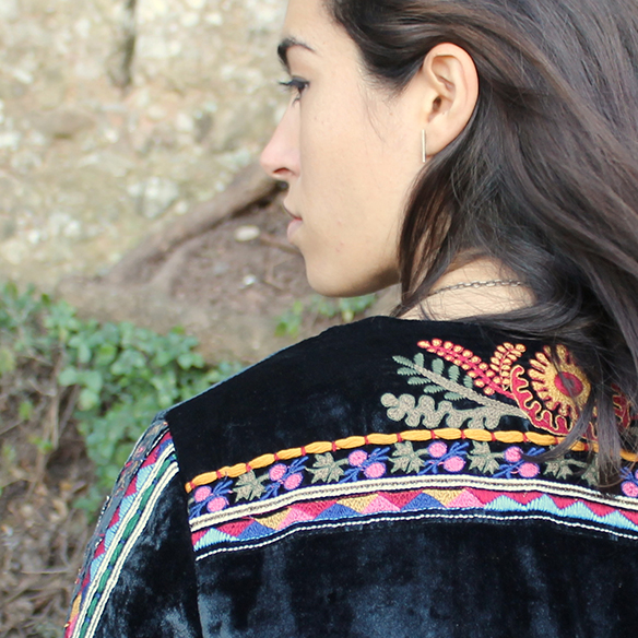 15-colgadas-de-una-percha-blanche-chaqueta-terciopelo-colores-color-velvet-jacket-india-ethnic-print-estampado-etnico-3