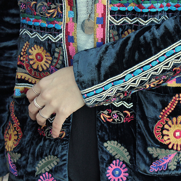 15-colgadas-de-una-percha-blanche-chaqueta-terciopelo-colores-color-velvet-jacket-india-ethnic-print-estampado-etnico-4