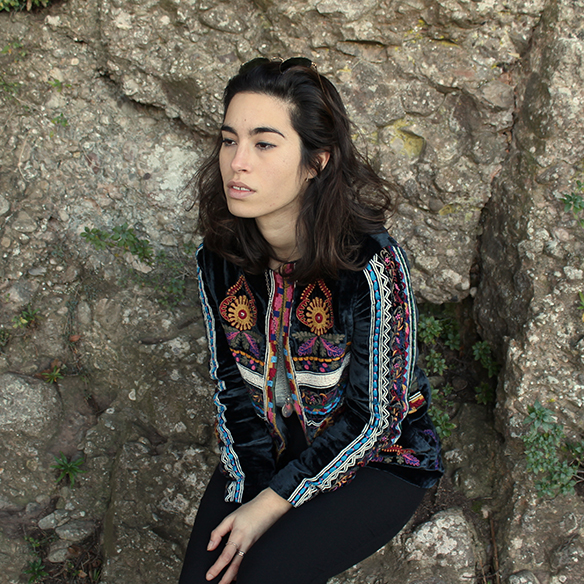 15-colgadas-de-una-percha-blanche-chaqueta-terciopelo-colores-color-velvet-jacket-india-ethnic-print-estampado-etnico-5