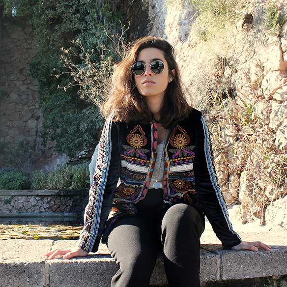 15-colgadas-de-una-percha-blanche-chaqueta-terciopelo-colores-color-velvet-jacket-india-ethnic-print-estampado-etnico-7