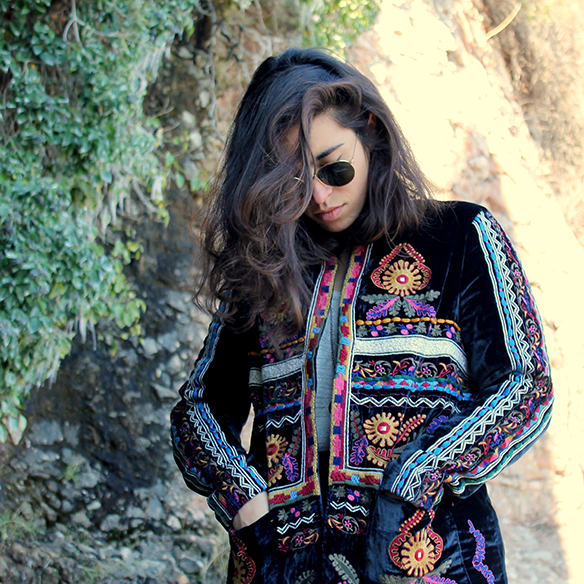 15-colgadas-de-una-percha-blanche-chaqueta-terciopelo-colores-color-velvet-jacket-india-ethnic-print-estampado-etnico-9