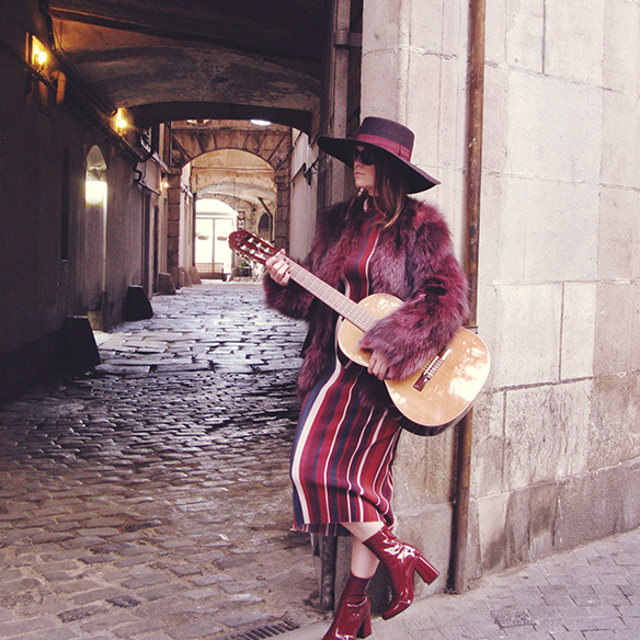 15-colgadas-de-una-percha-carla-kissler-70s-burgundy-burdeos-vestido-midi-dress-fur-coat-abrigo-de-pelo-botines-booties-sombrero-hat-1