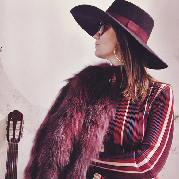 15-colgadas-de-una-percha-carla-kissler-70s-burgundy-burdeos-vestido-midi-dress-fur-coat-abrigo-de-pelo-botines-booties-sombrero-hat-2