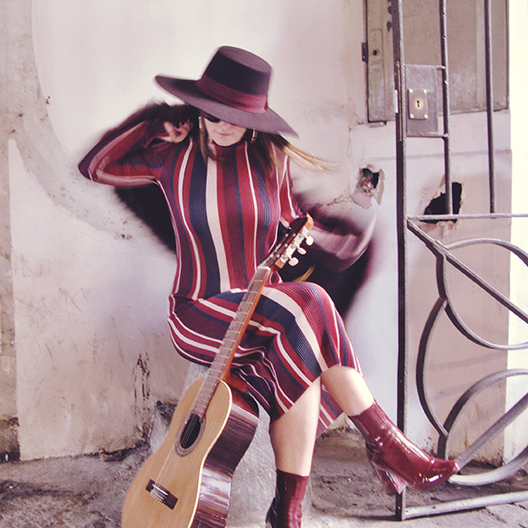 15-colgadas-de-una-percha-carla-kissler-70s-burgundy-burdeos-vestido-midi-dress-fur-coat-abrigo-de-pelo-botines-booties-sombrero-hat-3