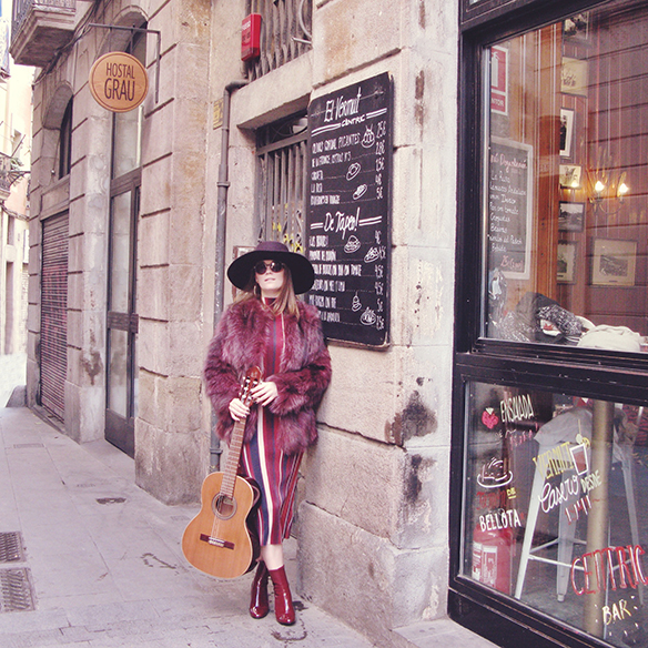 15-colgadas-de-una-percha-carla-kissler-70s-burgundy-burdeos-vestido-midi-dress-fur-coat-abrigo-de-pelo-botines-booties-sombrero-hat-4
