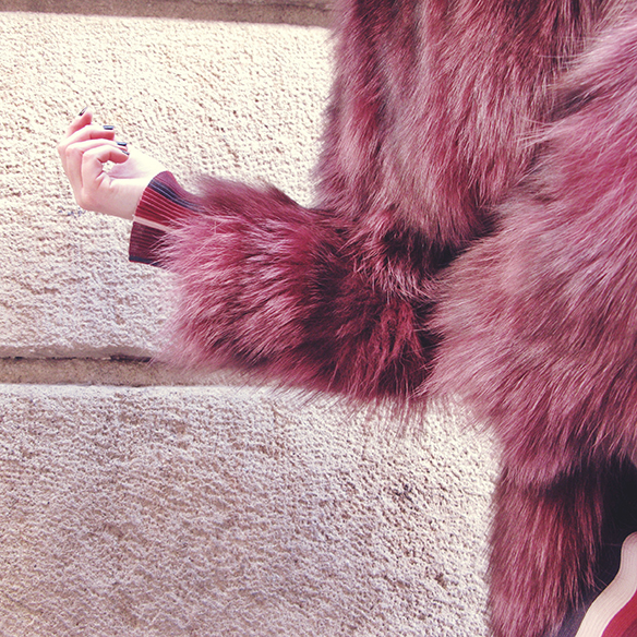 15-colgadas-de-una-percha-carla-kissler-70s-burgundy-burdeos-vestido-midi-dress-fur-coat-abrigo-de-pelo-botines-booties-sombrero-hat-7