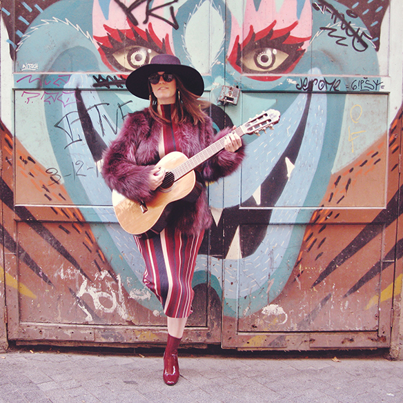 15-colgadas-de-una-percha-carla-kissler-70s-burgundy-burdeos-vestido-midi-dress-fur-coat-abrigo-de-pelo-botines-booties-sombrero-hat-9