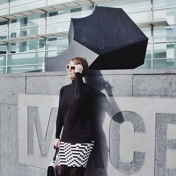 15-colgadas-de-una-percha-carla-kissler-b-&-w-blanco-y-negro-black-and-white-pendientes-asimetricos-asymmetric-earrings-geometria-geometry-fur-collar-cuello-de-pelo-cuello-alto-turtleneck-2