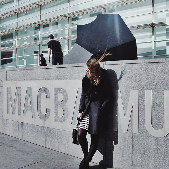 15-colgadas-de-una-percha-carla-kissler-b-&-w-blanco-y-negro-black-and-white-pendientes-asimetricos-asymmetric-earrings-geometria-geometry-fur-collar-cuello-de-pelo-cuello-alto-turtleneck-11