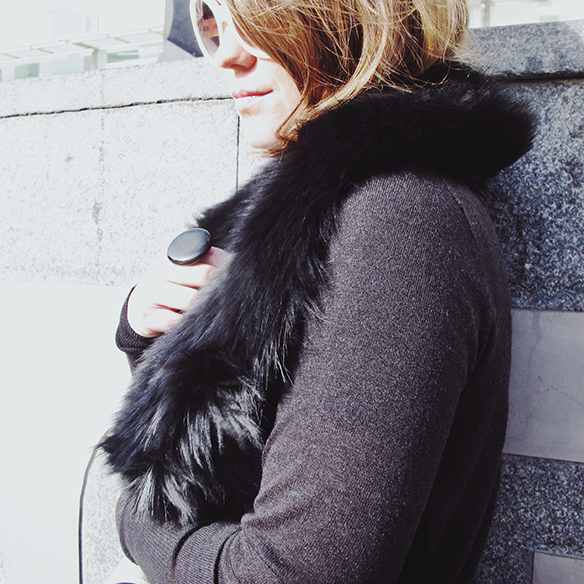 15-colgadas-de-una-percha-carla-kissler-b-&-w-blanco-y-negro-black-and-white-pendientes-asimetricos-asymmetric-earrings-geometria-geometry-fur-collar-cuello-de-pelo-cuello-alto-turtleneck-3