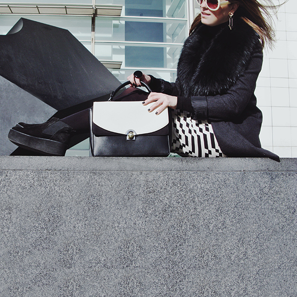 15-colgadas-de-una-percha-carla-kissler-b-&-w-blanco-y-negro-black-and-white-pendientes-asimetricos-asymmetric-earrings-geometria-geometry-fur-collar-cuello-de-pelo-cuello-alto-turtleneck-6