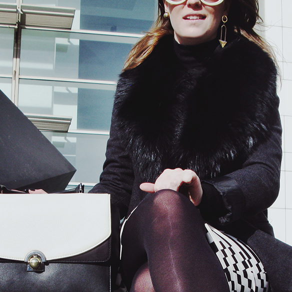 15-colgadas-de-una-percha-carla-kissler-b-&-w-blanco-y-negro-black-and-white-pendientes-asimetricos-asymmetric-earrings-geometria-geometry-fur-collar-cuello-de-pelo-cuello-alto-turtleneck-7