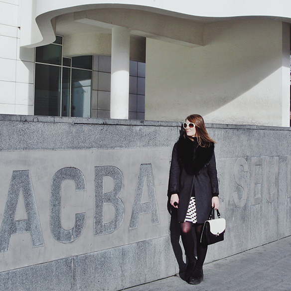 15-colgadas-de-una-percha-carla-kissler-b-&-w-blanco-y-negro-black-and-white-pendientes-asimetricos-asymmetric-earrings-geometria-geometry-fur-collar-cuello-de-pelo-cuello-alto-turtleneck-9