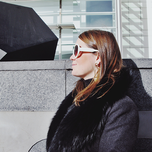 15-colgadas-de-una-percha-carla-kissler-b-&-w-blanco-y-negro-black-and-white-pendientes-asimetricos-asymmetric-earrings-geometria-geometry-fur-collar-cuello-de-pelo-cuello-alto-turtleneck-10