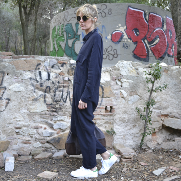 15-colgadas-de-una-percha-gina-carreras-mono-azul-marino-avy-blue-jumpsuit-bambas-trainers-bufanda-scarf-10