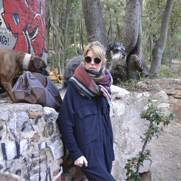 15-colgadas-de-una-percha-gina-carreras-mono-azul-marino-avy-blue-jumpsuit-bambas-trainers-bufanda-scarf-3