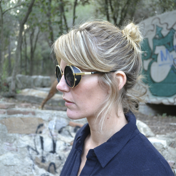 15-colgadas-de-una-percha-gina-carreras-mono-azul-marino-avy-blue-jumpsuit-bambas-trainers-bufanda-scarf-4