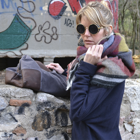 15-colgadas-de-una-percha-gina-carreras-mono-azul-marino-avy-blue-jumpsuit-bambas-trainers-bufanda-scarf-6