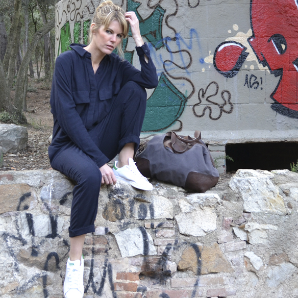 15-colgadas-de-una-percha-gina-carreras-mono-azul-marino-avy-blue-jumpsuit-bambas-trainers-bufanda-scarf-8