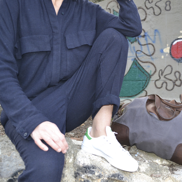 15-colgadas-de-una-percha-gina-carreras-mono-azul-marino-avy-blue-jumpsuit-bambas-trainers-bufanda-scarf-9