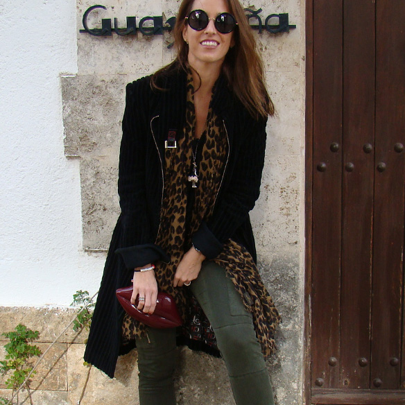 15-colgadas-de-una-percha-marta-r-cargo-pants-verde-militar-green-gala-flats-lips-clutch-abrigo-negro-terciopelo-black-velvet-coat-1