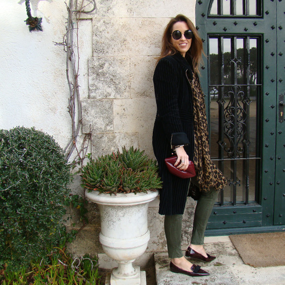 15-colgadas-de-una-percha-marta-r-cargo-pants-verde-militar-green-gala-flats-lips-clutch-abrigo-negro-terciopelo-black-velvet-coat-10