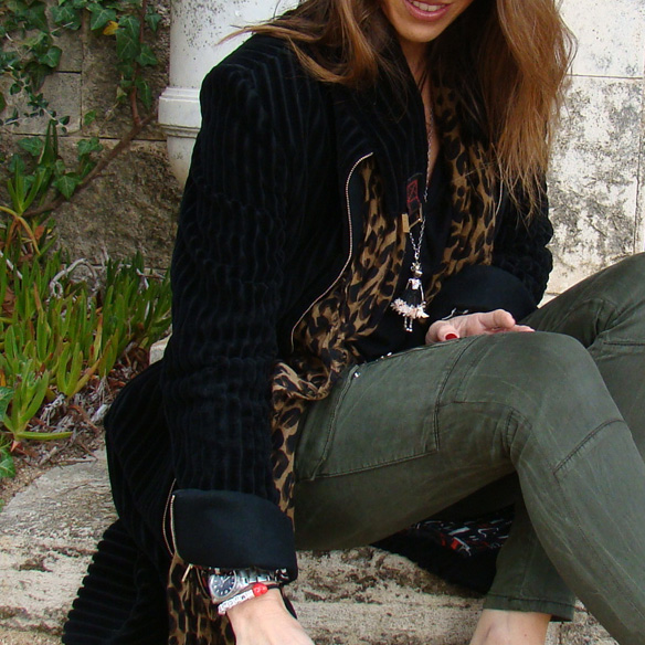 15-colgadas-de-una-percha-marta-r-cargo-pants-verde-militar-green-gala-flats-lips-clutch-abrigo-negro-terciopelo-black-velvet-coat-4