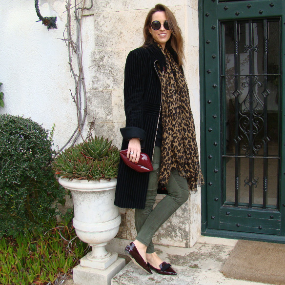 15-colgadas-de-una-percha-marta-r-cargo-pants-verde-militar-green-gala-flats-lips-clutch-abrigo-negro-terciopelo-black-velvet-coat-5
