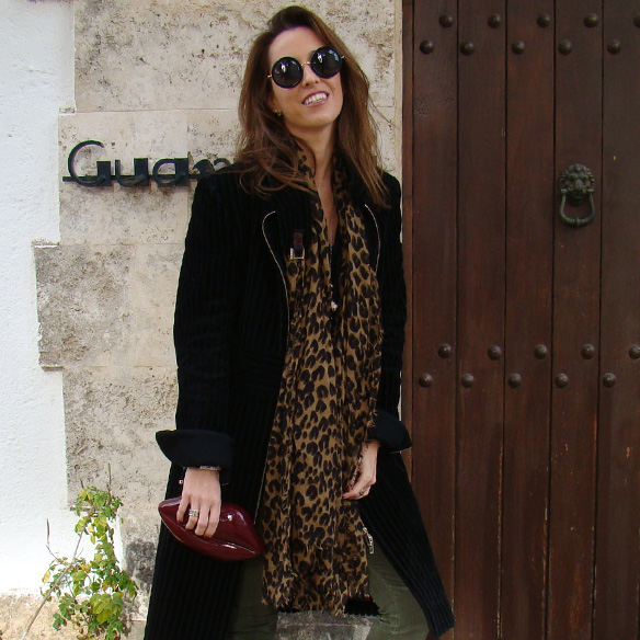 15-colgadas-de-una-percha-marta-r-cargo-pants-verde-militar-green-gala-flats-lips-clutch-abrigo-negro-terciopelo-black-velvet-coat-8