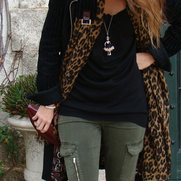 15-colgadas-de-una-percha-marta-r-cargo-pants-verde-militar-green-gala-flats-lips-clutch-abrigo-negro-terciopelo-black-velvet-coat-9