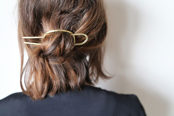 15-colgadas-de-una-percha-tendencias-peinados-pelo-hair-hairstyles-trends-accesorios-en-el-pelo-coleteros-horquillas-scrunchies-hairpins-hair-clips-4