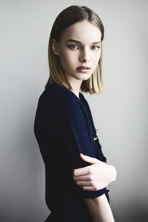 15-colgadas-de-una-percha-tendencias-peinados-pelo-hair-hairstyles-trends-raya-marcada-marked-part-parting-1