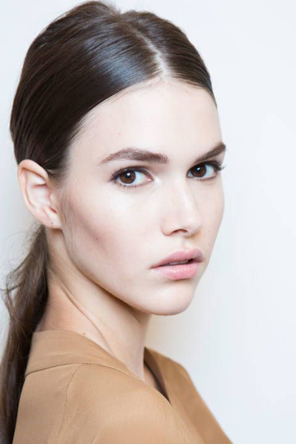 15-colgadas-de-una-percha-tendencias-peinados-pelo-hair-hairstyles-trends-raya-marcada-marked-part-parting-2