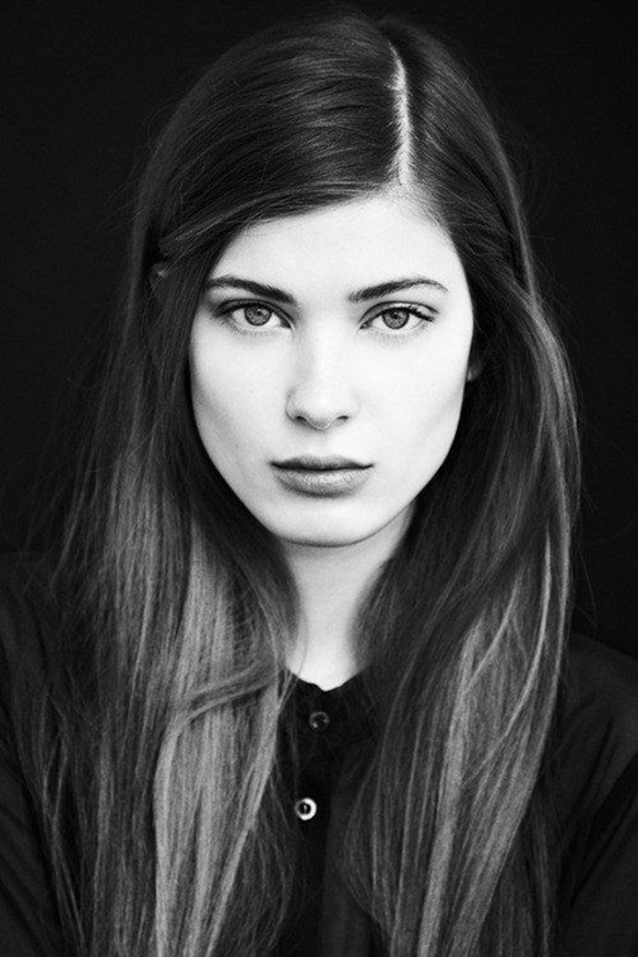 15-colgadas-de-una-percha-tendencias-peinados-pelo-hair-hairstyles-trends-raya-marcada-marked-part-parting-3