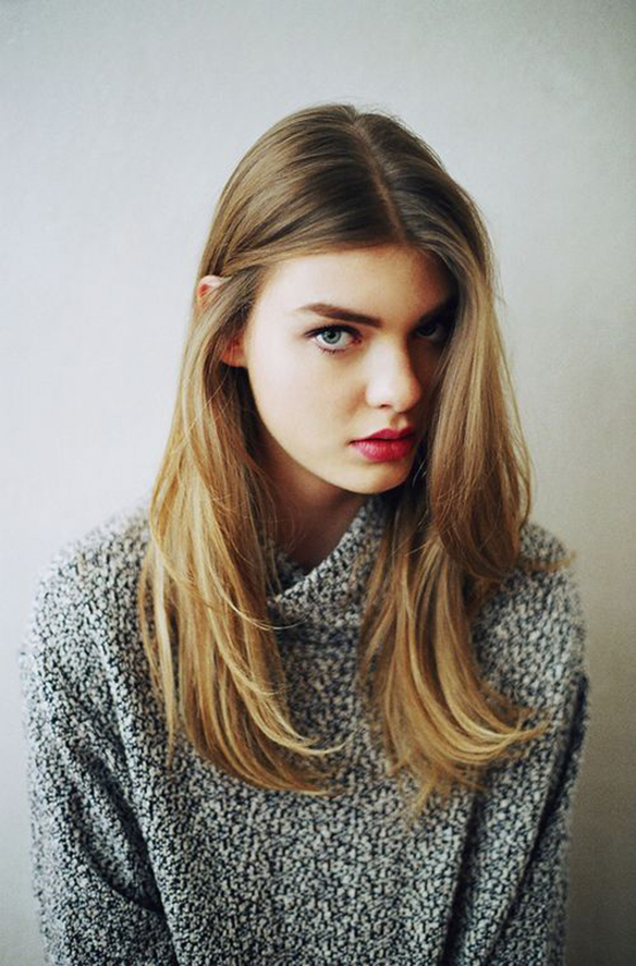 15-colgadas-de-una-percha-tendencias-peinados-pelo-hair-hairstyles-trends-raya-marcada-marked-part-parting-5