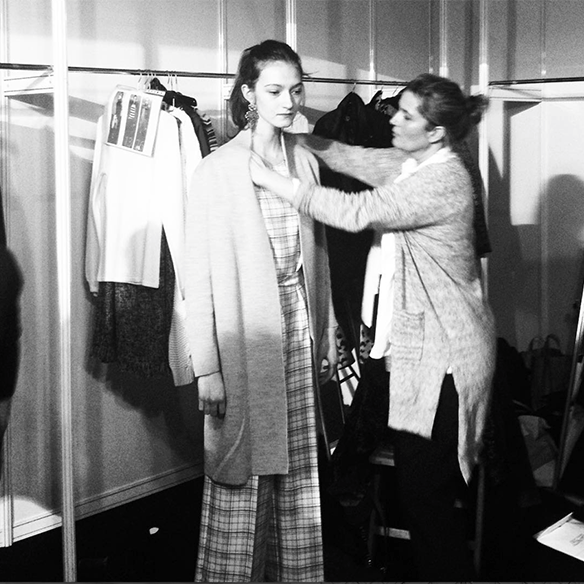 15-colgadas-de-una-percha-080-bcn-fashion-week-moda-barcelona-fw-oi-2016-2017-Escorpion-Ultramar-20