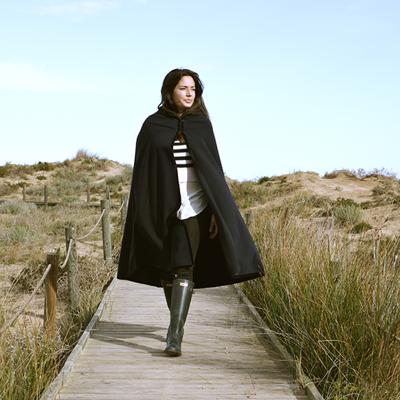 15-colgadas-de-una-percha-alicia-alvarez-capa-cape-botas-de-agua-wellington-boots-ripped-jeans-1