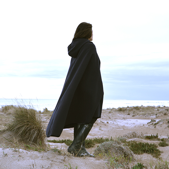 15-colgadas-de-una-percha-alicia-alvarez-capa-cape-botas-de-agua-wellington-boots-ripped-jeans-10