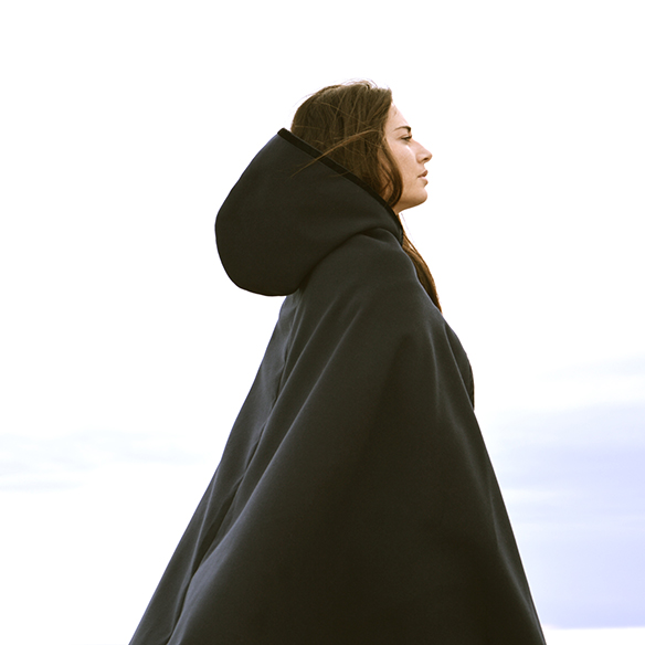 15-colgadas-de-una-percha-alicia-alvarez-capa-cape-botas-de-agua-wellington-boots-ripped-jeans-2